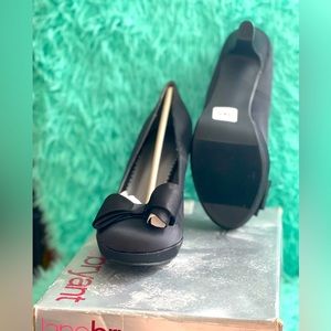 Satin black heel . New in box. 9w